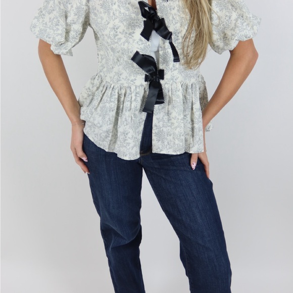 Elegant Floral Puff Sleeve Top with Black Accents - Picture 3 of 3
